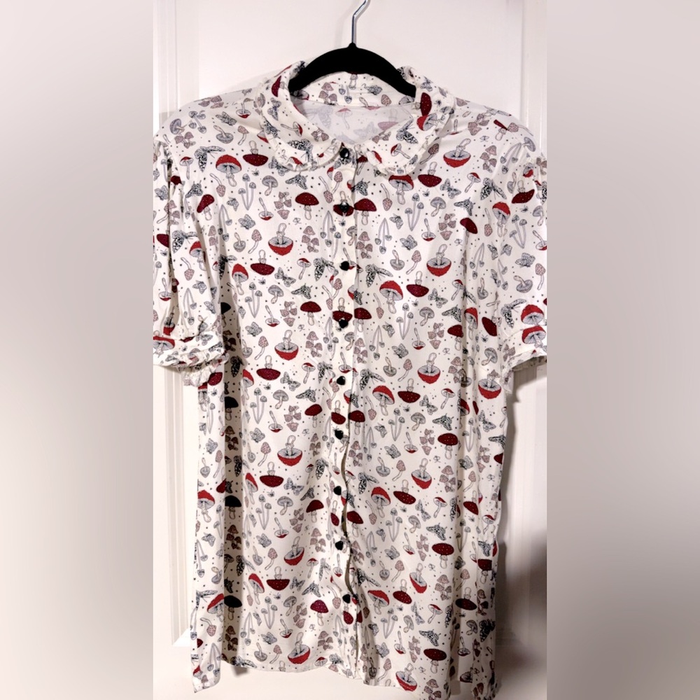 Hot topic, mushroom, print button down collar top with heart buttons 🖤 🍄 🍄‍🟫